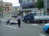 이런~!! 교통사고로 사람이 길가운데 ...? | 보배드림 교통사고/블박