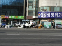 급해서 병원앞에서 누워버렸어요... | 보배드림 교통사고/블박