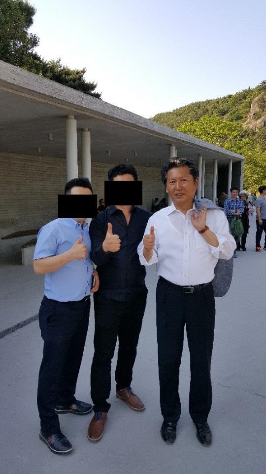제목: 정치인들의 봉하마을 참배로 논란 확산, 노무현 전 대통령 묘역 방문에 관심 쏠려