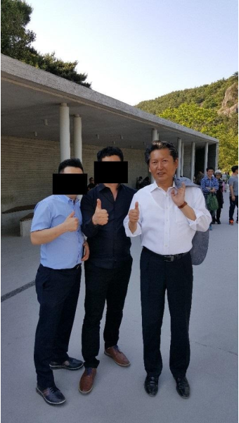 제목: 정치인들의 봉하마을 참배로 논란 확산, 노무현 전 대통령 묘역 방문에 관심 쏠려