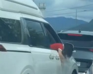 카니발 조수석 아기 위험! 카시트 없이 창문 밖 노출 | 보배드림 자동차뉴스/토론