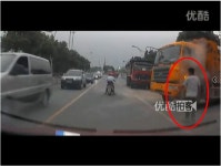 ▶ 살벌한 대형트럭 타이어 폭발사고.. | 보배드림 교통사고/블박