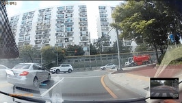 삼거리 우회전,직진 차량간의 교통사고 | 보배드림 교통사고/블박