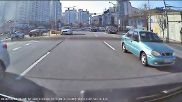 오늘 운전 중 목격한 옥색 구형 라노스 세단 | 보배드림 직찍/특종발견