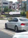 이대역 사거리에 펄렁거리는... | 보배드림 자유게시판