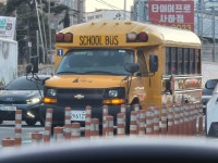 가끔 출근하다 보는 미국스쿨버스인데 | 보배드림 국산차게시판