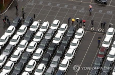 `로드 탁송`에 일당 15만원…기아차 광주공장 연일 수백명 동원 | 보배드림 자동차뉴스
