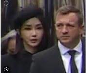 김거니 얼굴크기 일반여성과 비교사진 ㄷㄷㄷㄷ | 보배드림 정치게시판