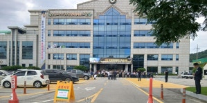 고창군청 측 목소리 대변하는 사회단체 기자회견 위해 고창군청 주차장 무단통제 및 민원인 업무 방해 | 보배드림 정치게시판
