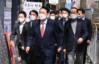김두관, 이장출신 ‘스토리’ 가 경쟁력 : 국회·정당 : 정치 : 뉴스 : 한겨레 김두관, 이장출신 ‘스토리’ 가 경쟁력