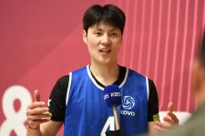 우물 안 프로배구에 아시아쿼터 쇼크 온다 [이준희 기자의 ‘여기 VAR’] : 배구 : 스포츠 : 뉴스 : ...