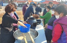 통영 봉암마을 : 영남 : 전국 : 뉴스 : 한겨레 “한산도 특산 막걸리, 한잔 하실래요?” …‘어촌 뉴딜’로 거듭나는 통영 봉암마을