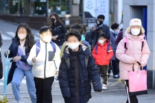 각시탈 쓰고 휴대전화 매장 턴 10대 3명에 영장 : 사회일반 : 사회 : 뉴스 : 한겨레 각시탈 쓰고 휴대전화 매장 턴 10대 3명에 영장