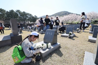 [포토] 제주 4·3 추념일 하루 앞두고 희생자들 추모하는 시민들 : 제주 : 전국 : 뉴스 : 한겨레 [포토] 제주 4·3 추념일 하루 앞두고 희생자들...