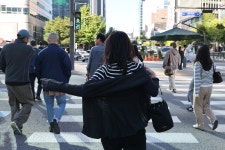 옷장에서 긴 옷 꺼냈다…‘10도 뚝’ 올가을 가장 추운 아침 [포토]