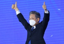 김정일 후계자 김정은, 조부 김일성 빼닮아 : 국방·북한 : 정치 : 뉴스 : 한겨레 김정일 후계자 김정은, 조부 김일성 빼닮아