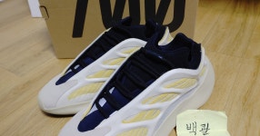 아디다스 이지700v3 써플라워 - 풋셀 커뮤니티