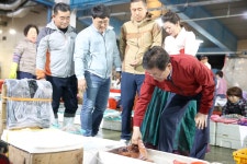4.28 포항 죽도시장 방문상세 | 사진기록>컨텐츠>디지털 아카이브>열린도지사실 경상북도 열린도지사실