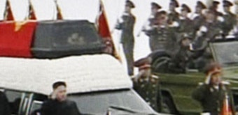 김정일 위원장 영결식…김정은 영구차 직접 호위