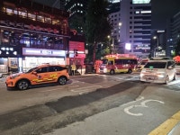 시청역 교차로 인도 덮쳐 13명 사상…시민친 뒤 차량 놓고 도주 시청역 교차로 인도 덮쳐 13명 사상…시민친 뒤 차량 놓고 도주
