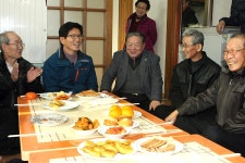 김문수 지사 “참신한 디자인으로 전통시장 더욱 사랑받길” : : 경기도뉴스포털 김문수 지사 “참신한 디자인으로 전통시장 더욱 사랑받길”