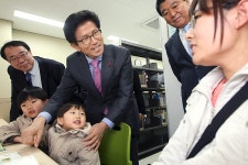 김문수 지사 “진접도서관, 종합문화 만남의 공간으로 활용” : : 경기도뉴스포털 김문수 지사 “진접도서관, 종합문화 만남의 공간으로 활용”