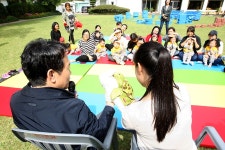 [포토에세이] “남경필 도지사 아저씨, 구연동화 들려주세요~” : : 경기도뉴스포털 [포토에세이] “남경필 도지사 아저씨, 구연동화 들려주세요~”