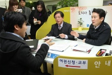 남경필 지사 “민원인 아쉬움 없도록 상담 최선 다할 것” : : 경기도뉴스포털 남경필 지사 “민원인 아쉬움 없도록 상담 최선 다할 것”