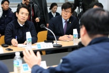 현장 행보 남경필 지사, 남양주 용정리 기업인들 애로 듣는다 : : 경기도뉴스포털 현장 행보 남경필 지사, 남양주 용정리 기업인들 애로 듣는다