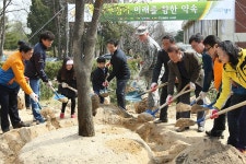 “나무 심기는 미래세대 위한 투자이자 희망 키우는 일” : : 경기도뉴스포털 “나무 심기는 미래세대 위한 투자이자 희망 키우는 일”