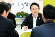 남 지사, 민원인 말에 귀 ‘쫑긋’…“불편 없도록 해드릴 것” : 사회 : 경기도뉴스포털 남 지사, 민원인 말에 귀 ‘쫑긋’…“불편 없도록... 