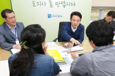 “직접 현장 찾아가겠다”…남 지사, 민원인과 약속 : : 경기도뉴스포털 “직접 현장 찾아가겠다”…남 지사, 민원인과 약속