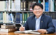 “노동자 목소리 대변해 ‘일하기 좋은 경기도’ 만들겠습니다” : 의원열전 : 경기도뉴스포털 “노동자 목소리 대변해 ‘일하기 좋은 경기도’... 