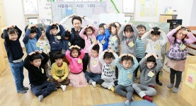 일일 보육교사 된 남 지사 “너희들의 웃음 지켜줄게” : : 경기도뉴스포털 일일 보육교사 된 남 지사 “너희들의 웃음 지켜줄게”