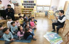 일일 보육교사 된 남 지사 “너희들의 웃음 지켜줄게” : : 경기도뉴스포털 일일 보육교사 된 남 지사 “너희들의 웃음 지켜줄게”