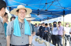 이재명 지사 “농업은 우리의 뿌리, 공평하게 지원할 것” : : 경기도뉴스포털 이재명 지사 “농업은 우리의 뿌리, 공평하게 지원할 것”