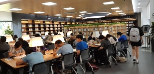 [포토뉴스] 책과 친해지는 마음의 안식처 ‘광교푸른숲도서관’ : : 경기도뉴스포털 [포토뉴스] 책과 친해지는 마음의 안식처 ‘광교푸른숲도서관’