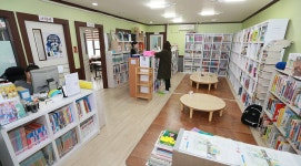 WIKITREE | 똑똑~ “여기가 엄마들 미소 찾아주는 도서관입니까？” 똑똑~ “여기가 엄마들 미소 찾아주는 도서관입니까？”