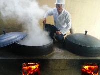 해피빈 가마솥에 끓인 담백 깔끔 장작불 한우곰탕