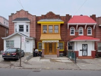 The Eccentric Architecture of Queens in Photographs