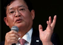 Toshiba has no immediate plans to sell memory chip stake: CEO By Reuters Toshiba has no immediate plans to sell memory chip stake... 