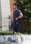 Theo James showcases his gym-honed physique in a grey top and... Daily Mail Online Theo James heads for a gym session in Venice Beach