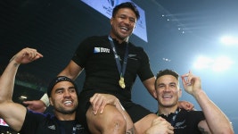 See the moment footy legend collapses in a gym as he battles life-threatening health problem | Daily Mail Online Footy legend... 