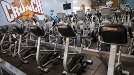 Gym-goer claims he was kicked out of Crunch Fitness for wearing popular hat | Daily Mail Online Gym-goer claims he was kicked out... 