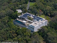 맨션앳락(Mansion At Rock) | at his $50 million Byron Bay mega mansion | Daily Mail Online Chris Hemsworth's huge rock climbing wall at his $50M mega mansion