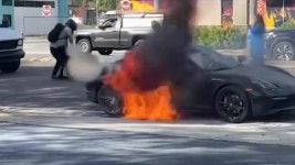 Video: Good Samaritan saves helpless driver as flames engulf Porsche | Daily Mail Online