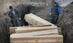 Third world America: Pics of paupers grave in Chicago | Daily Mail Online Third world America: Workers stack caskets in paupers... 
