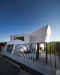 Cantilever House by uc21 Architects | HomeAdore