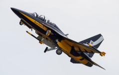영국 블랙이글스 근황 - 간식 + T-50B 조립 + 연습영상 > 밀리터리... 네티즌 반응 - 가생이닷컴 영국 블랙이글스 근황 - 간식 + T-50B 조립 + 연습영상
