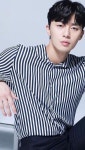 “웃는 모습 똑같다” 몸만 자란 거 아니냐는 박서준의 초등학교 졸업사진 - 인사이트